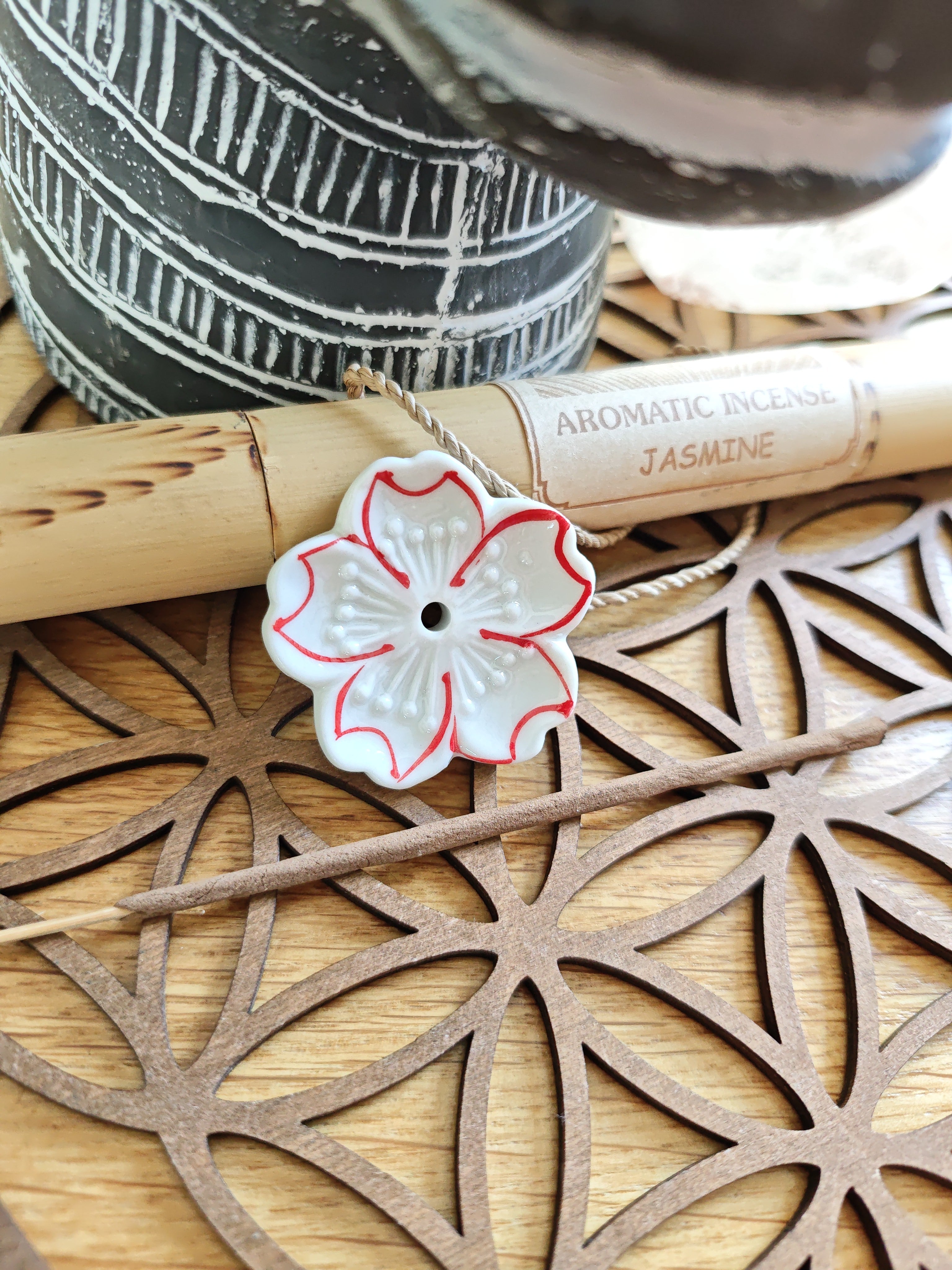 Porte-encens fleur de cerisier en céramique – brûleur d’encens