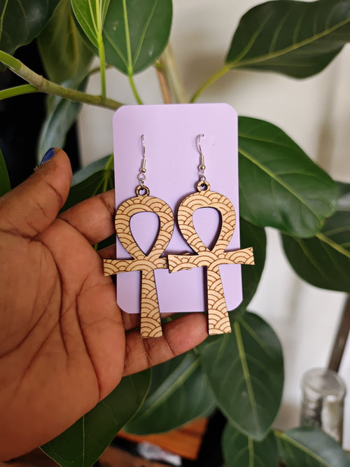 Boucles d'oreilles Ankh en bois de tilleul verni, symbole de la vie, par POUPOU Tarot, montrant le design en bois naturel.