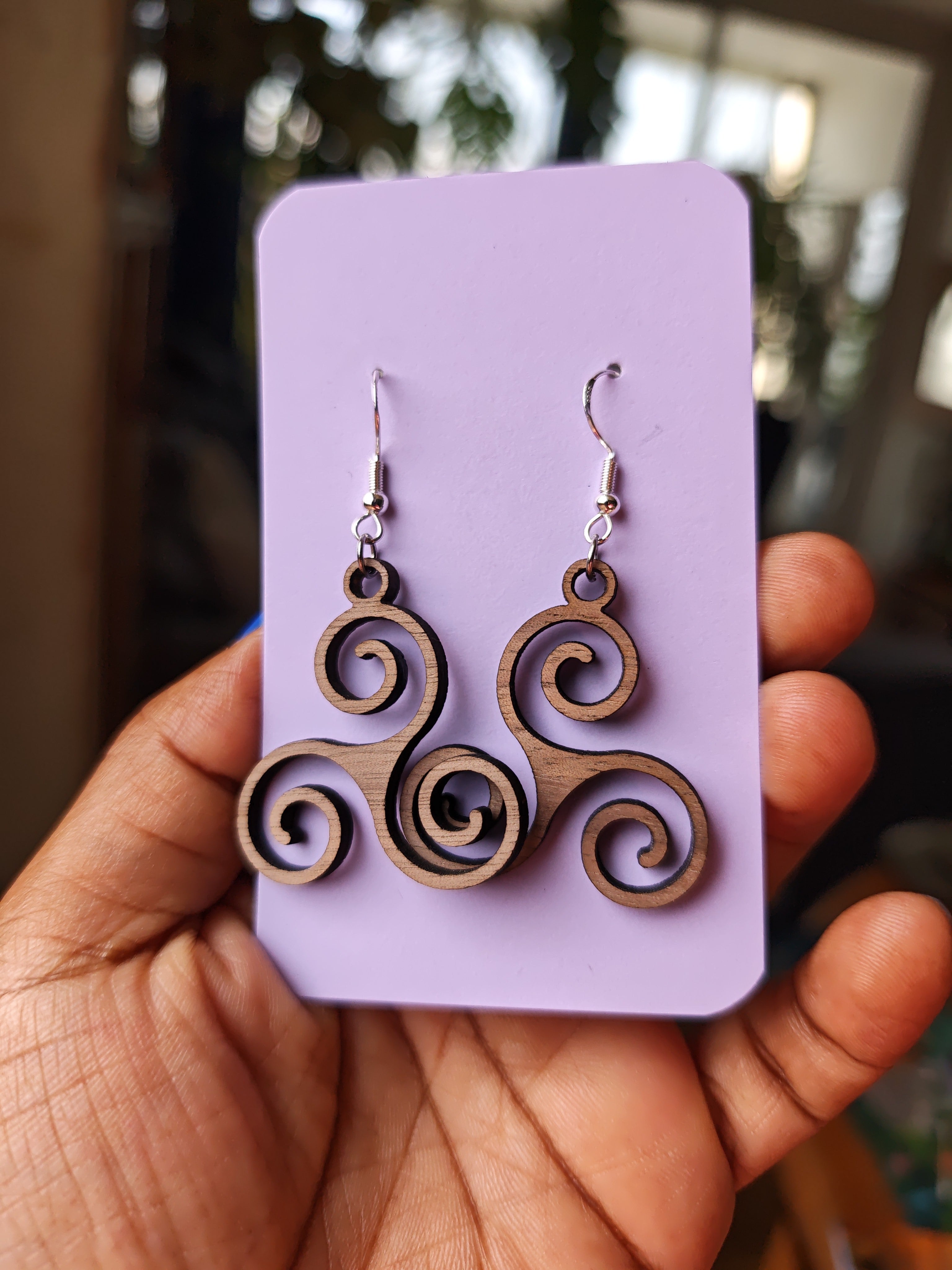 Boucles d'oreilles Triskel en bois de noyer