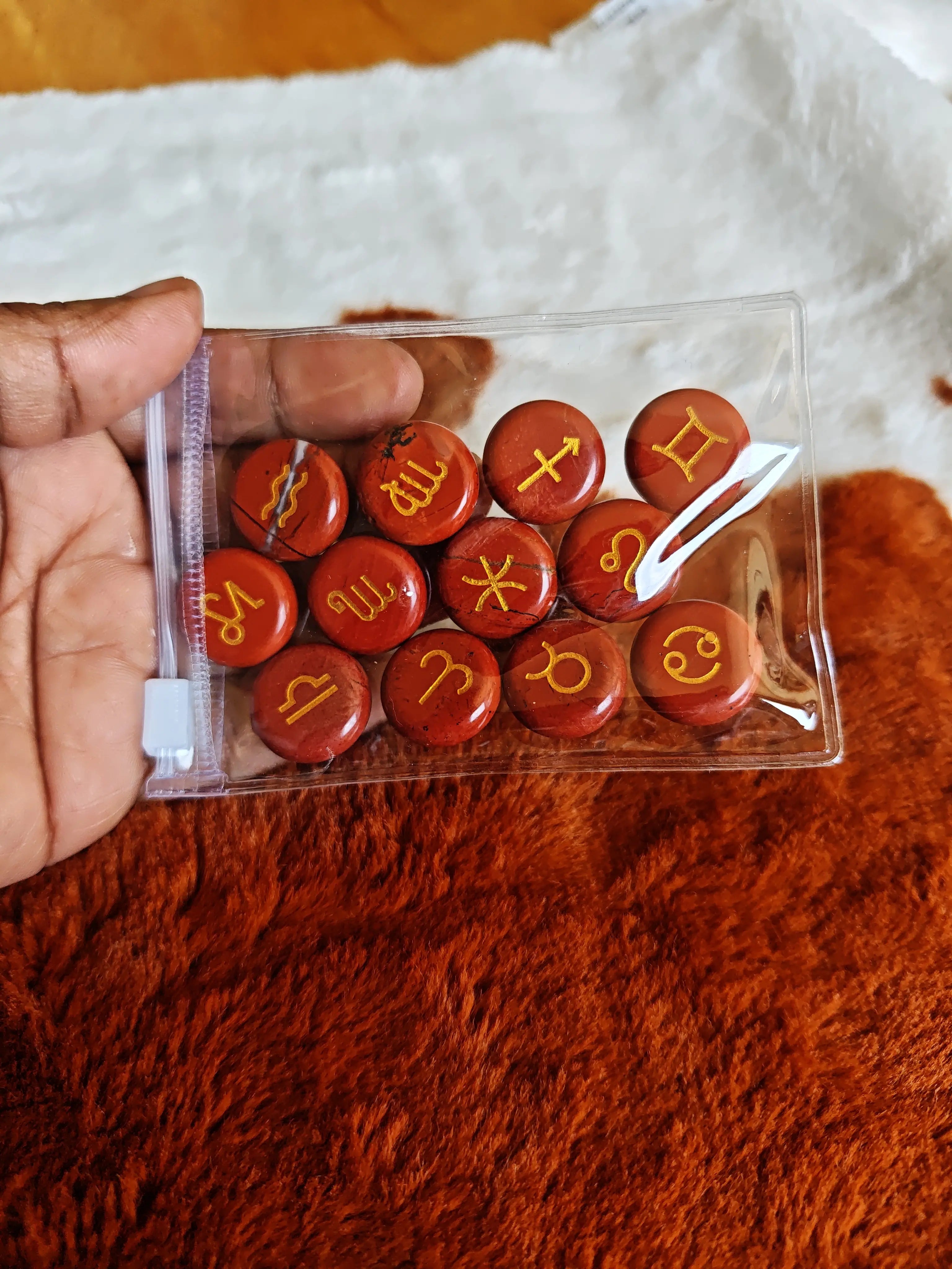 Lot de 12 Pierres Agate Rouge Gravées – 12 Signes astrologiques- diam 18 mm