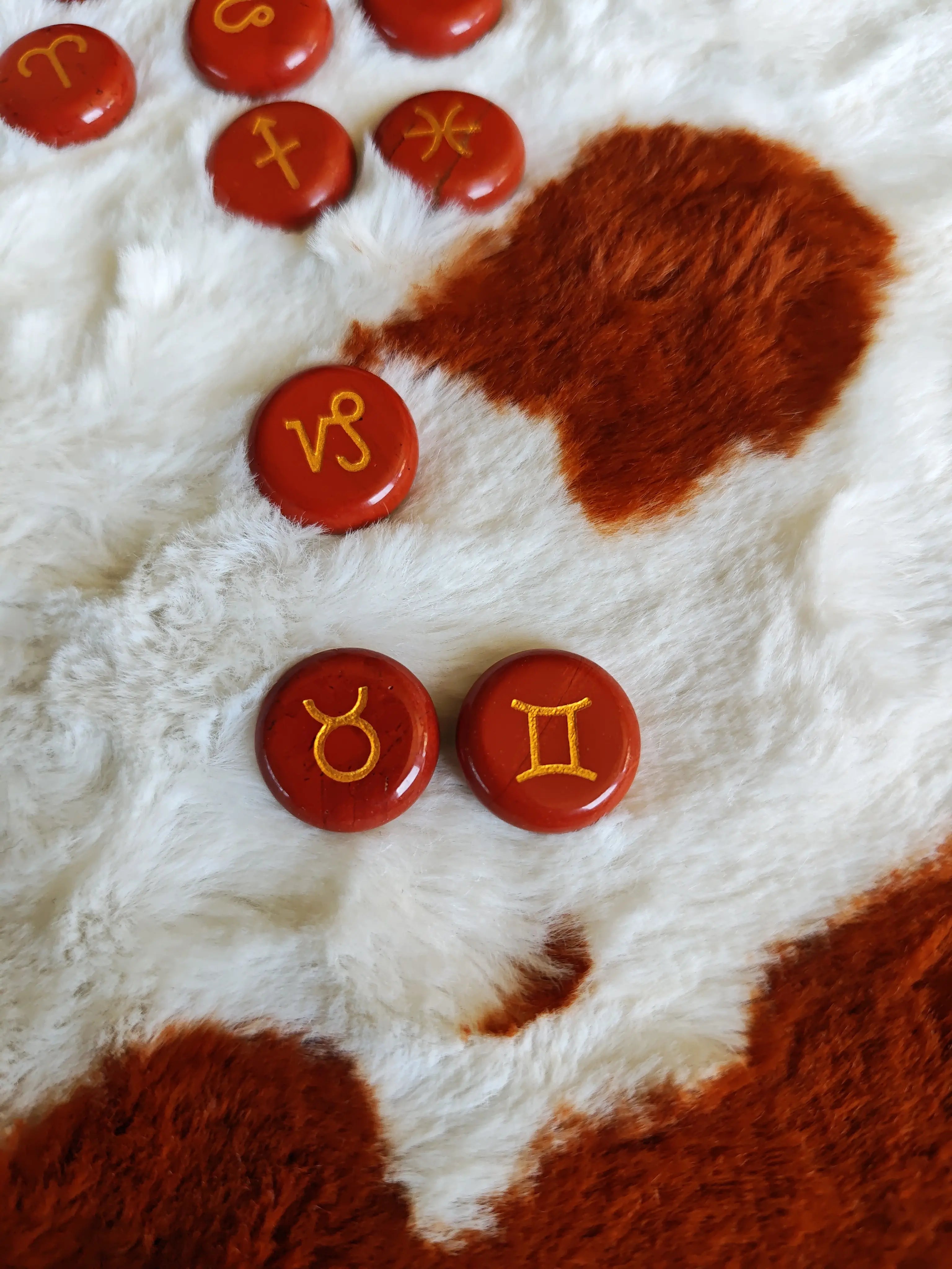 Lot de 12 Pierres Agate Rouge Gravées – 12 Signes astrologiques- diam 18 mm