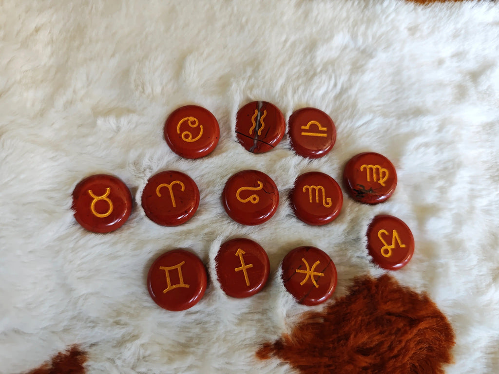 Lot de 12 Pierres Agate Rouge Gravées – 12 Signes astrologiques- diam 18 mm