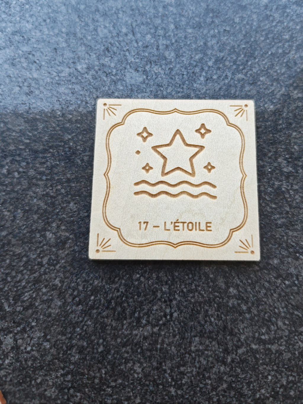 Tarot oracle Sylva Sacra Arcana en bois de bouleau, ensemble artisanal de 23 pièces, illustré avec détails naturels.