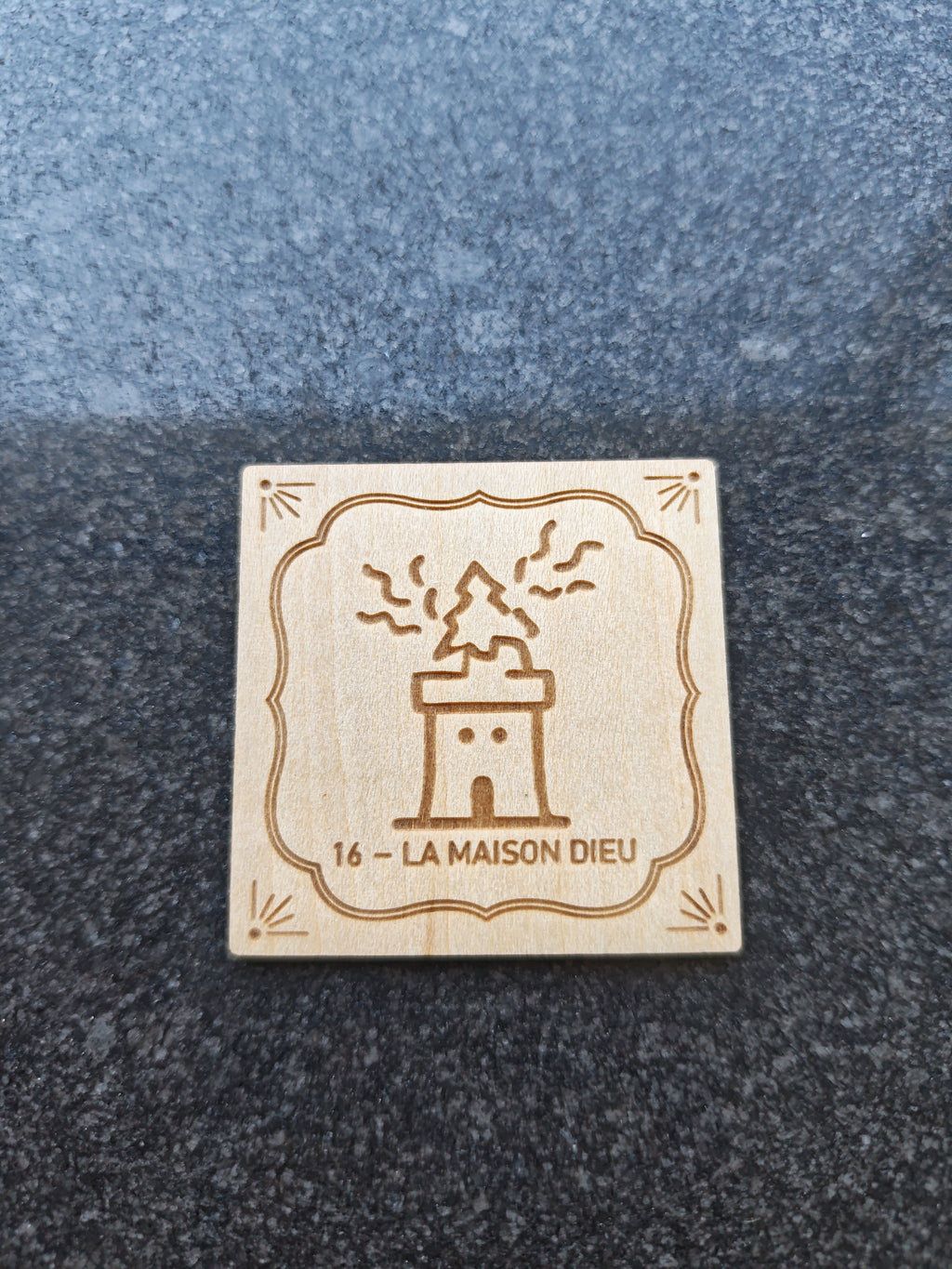 Cartes Oracle Sylva Sacra Arcana en bois de bouleau, jeu divinatoire artisanal de 23 pièces, illustrées avec détails.