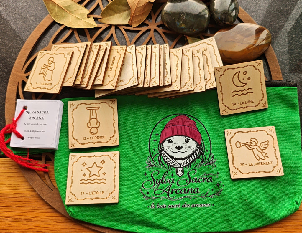 Cartes Oracle Sylva Sacra Arcana en bois de bouleau, jeu divinatoire artisanal avec 23 pièces, illustrées en détail.
