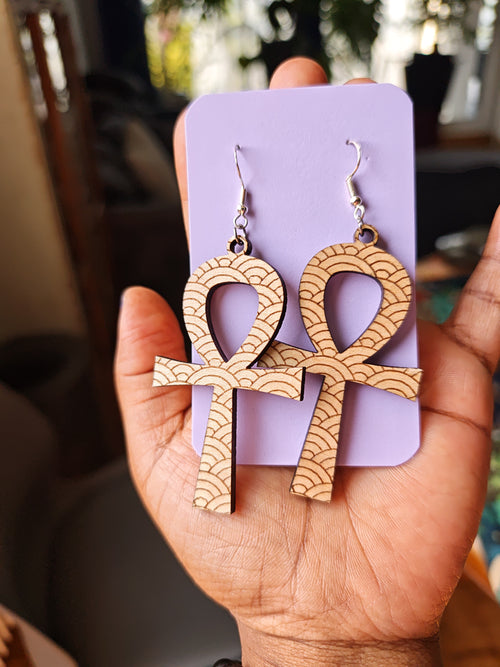 Boucles d'oreilles Ankh en bois verni, symbole de la vie, de marque POUPOU Tarot, en bois de tilleul naturel.