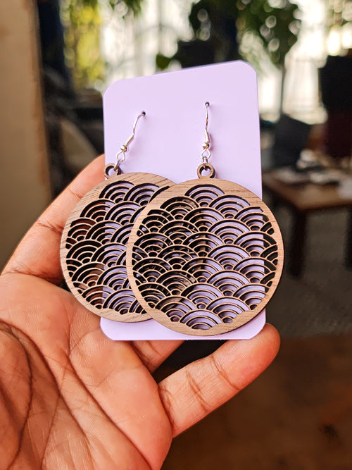 Boucles d'oreilles Seigaiha en bois de noyer, accessoires élégants de la marque POUPOU Tarot, avec motif asiatique.
