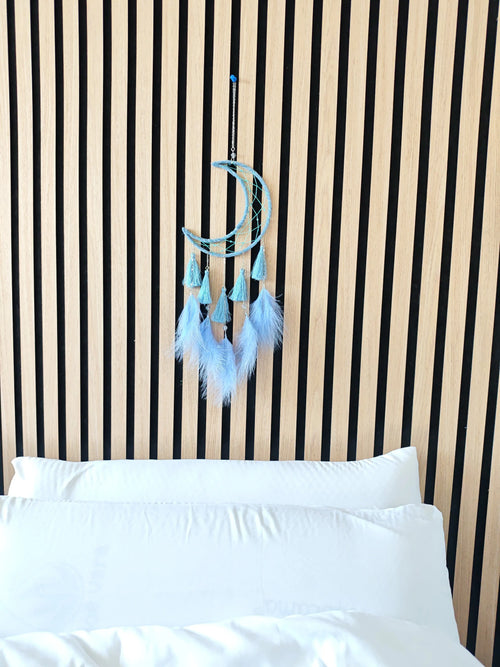 Attrape rêve lune bleu avec plumes – déco murale bohème chambre