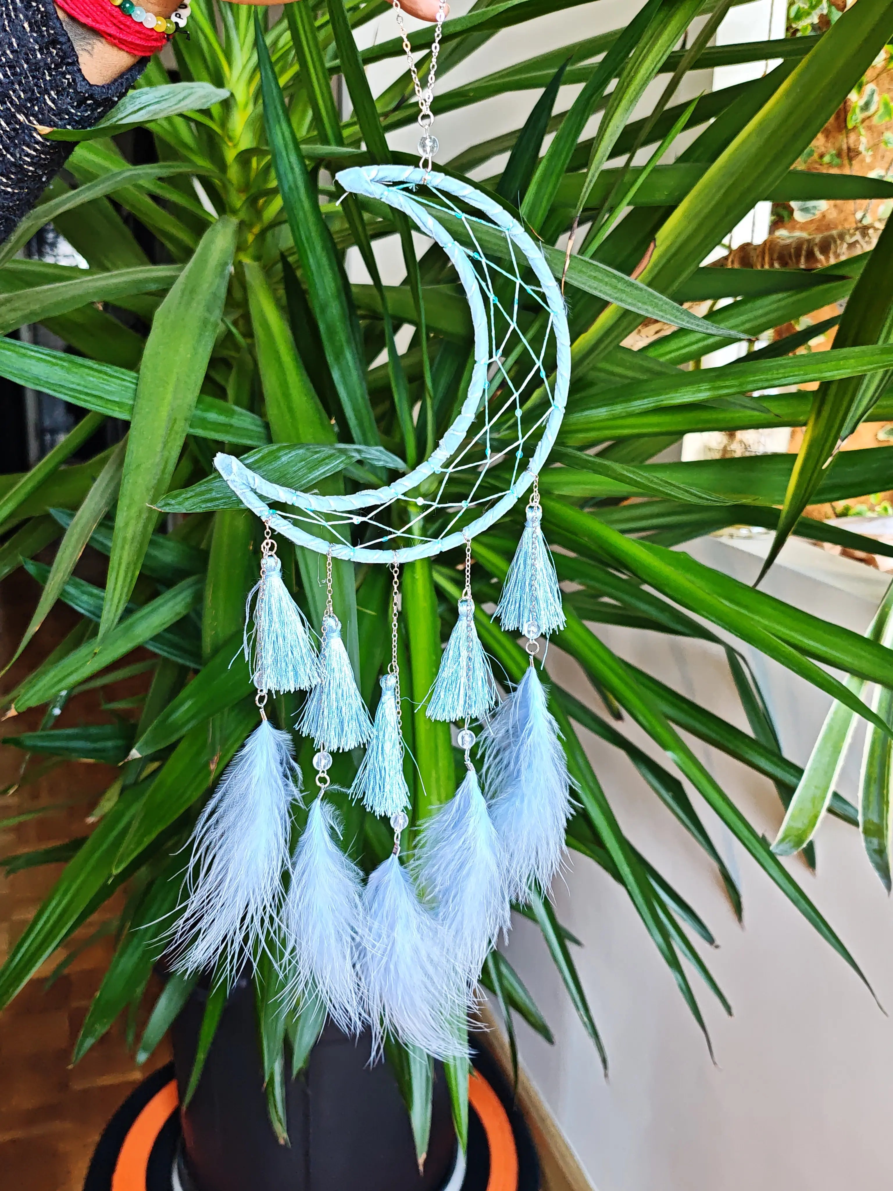 Attrape rêve lune bleu avec plumes – déco murale bohème chambre