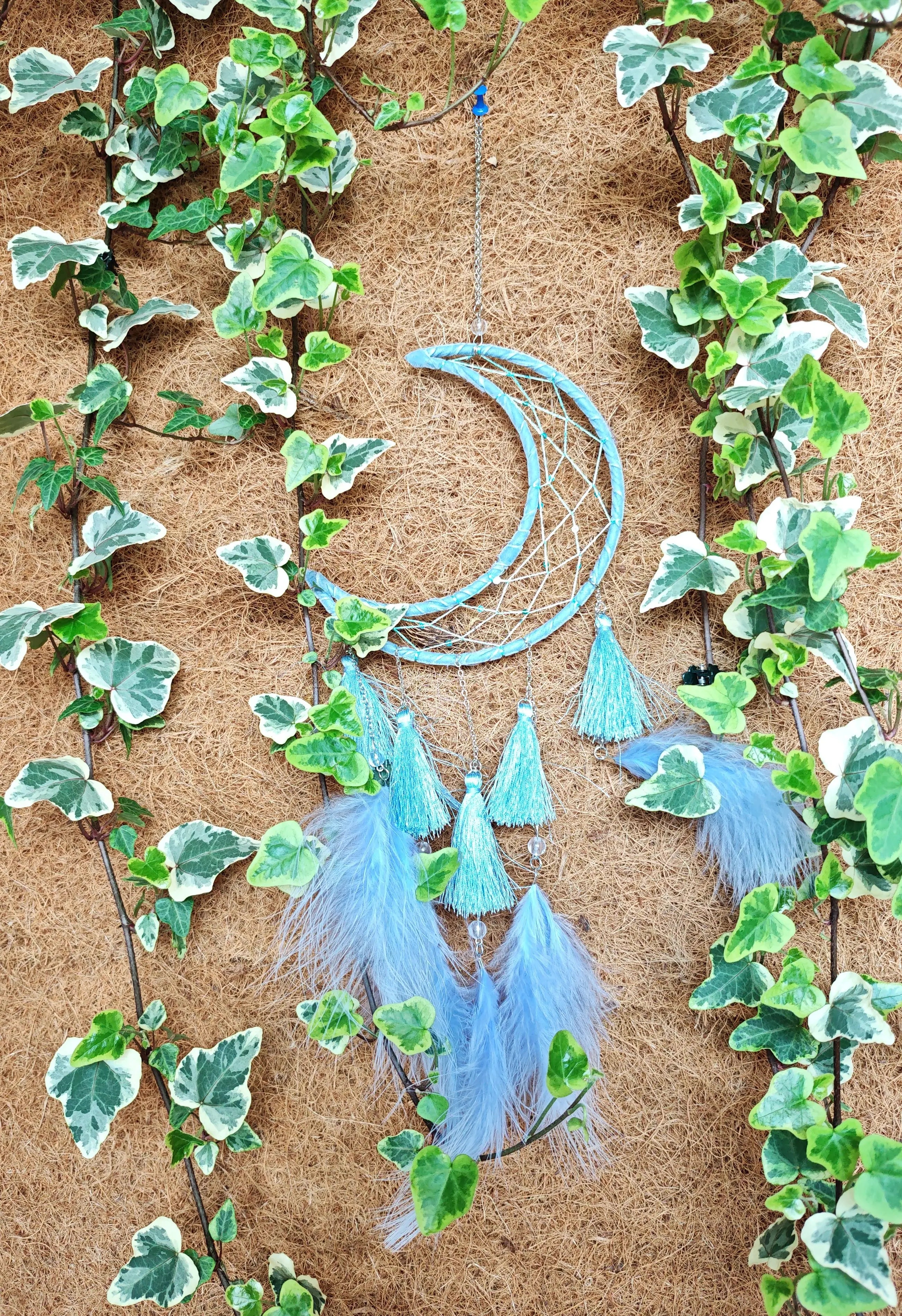 Attrape rêve lune bleu avec plumes – déco murale bohème chambre