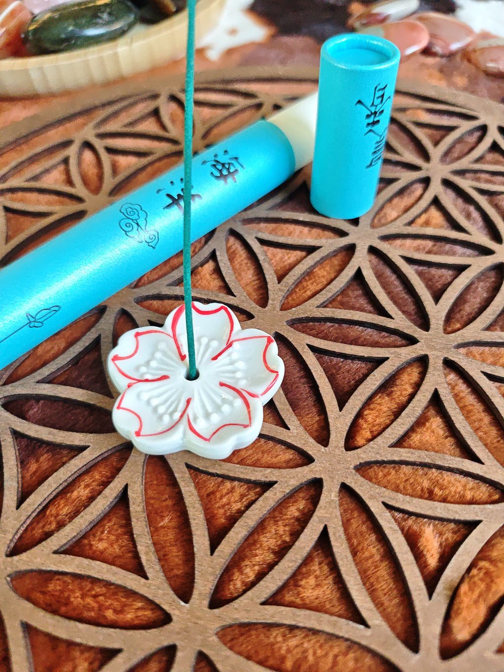Porte-encens fleur de cerisier en céramique – brûleur d’encens
