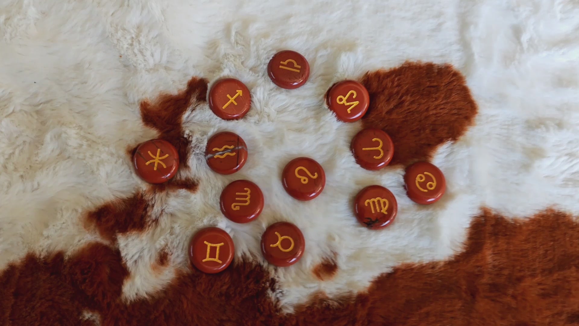Lot de 12 Pierres Agate Rouge Gravées – 12 Signes astrologiques- diam 18 mm