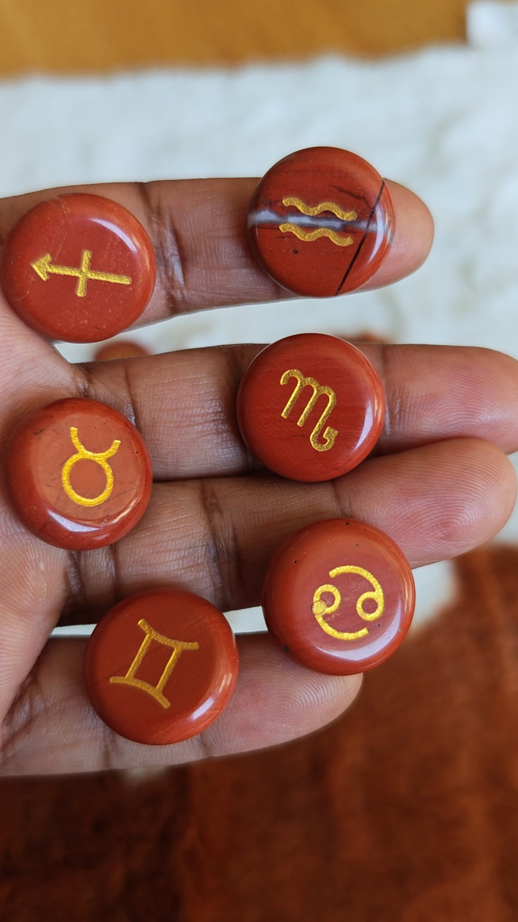 Lot de 12 Pierres Agate Rouge Gravées – 12 Signes astrologiques- diam 18 mm